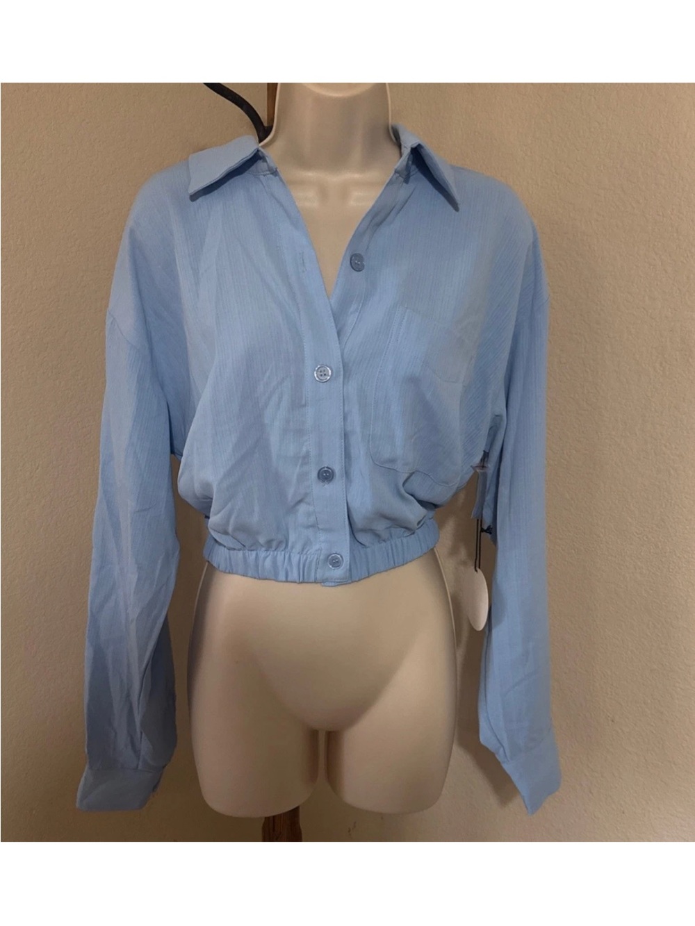 Light Blue Cropped Button‑Up Shirt Long Sleeve Collared Elastic Hem